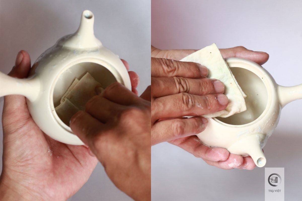 Rửa ấm trà - lau rửa bằng khăn ẩm