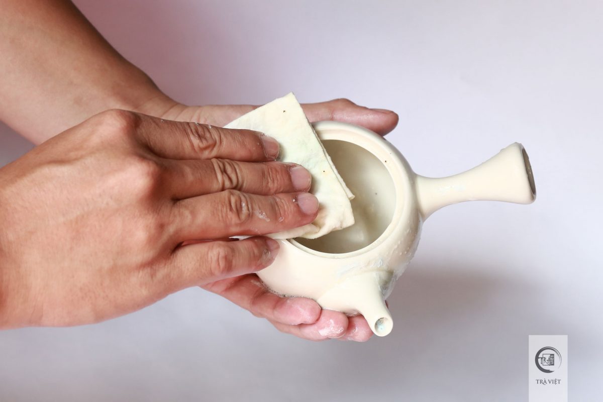 Rửa ấm trà - lau lại