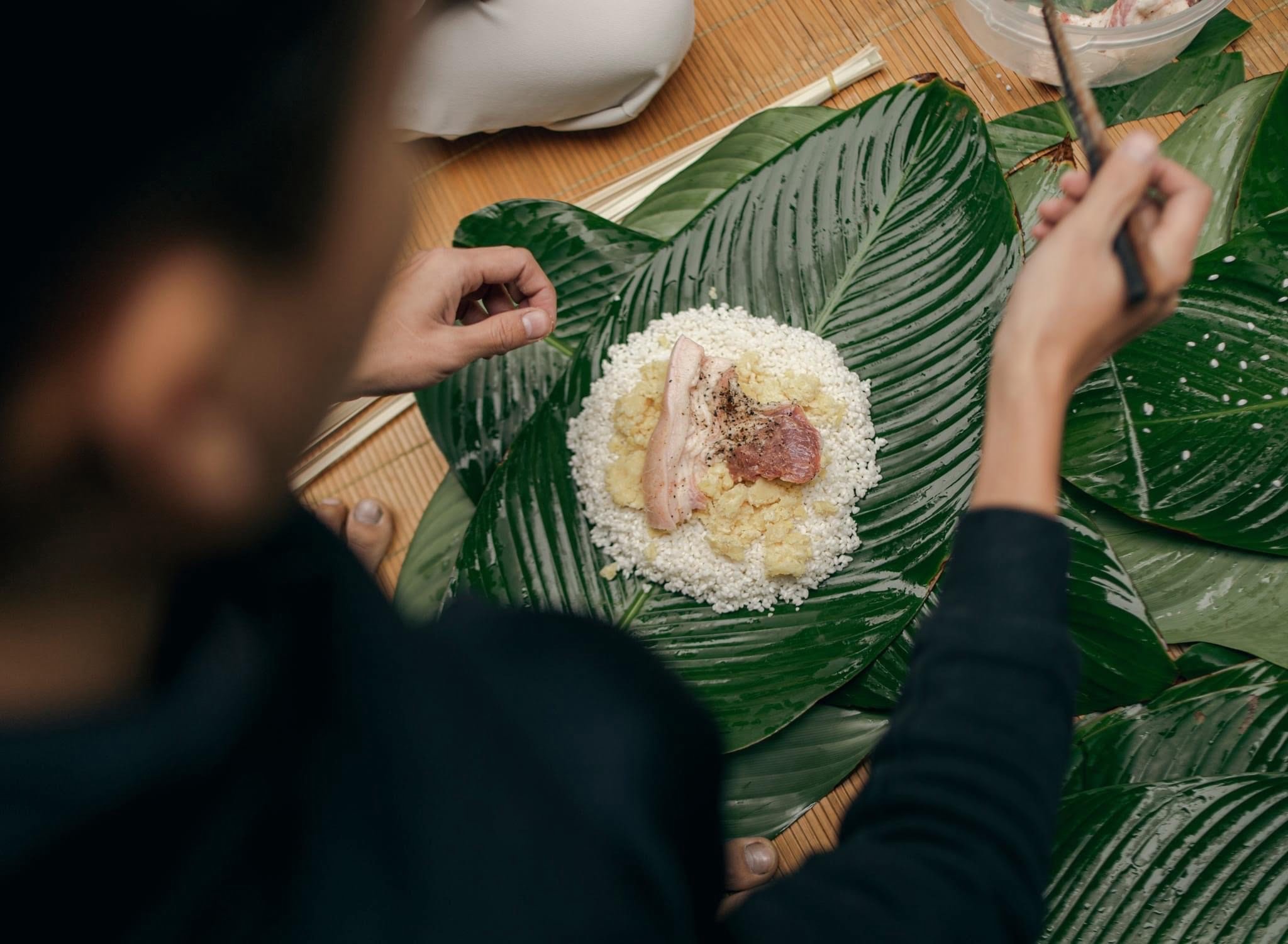 Gói bánh chưng ngày tết