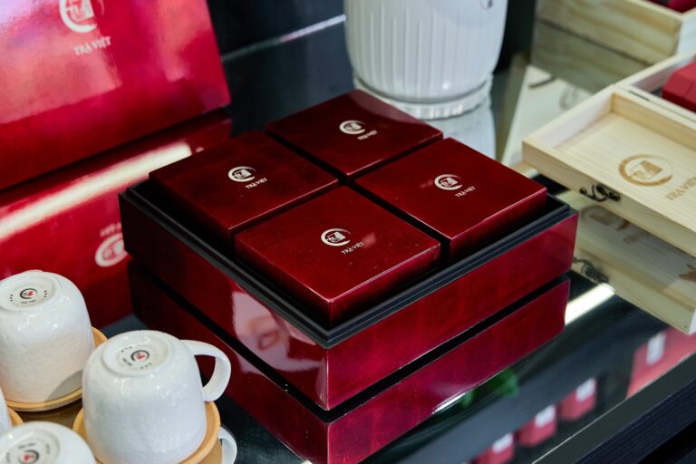 Hộp trà sơn mài làm quà tết của Trà Việt