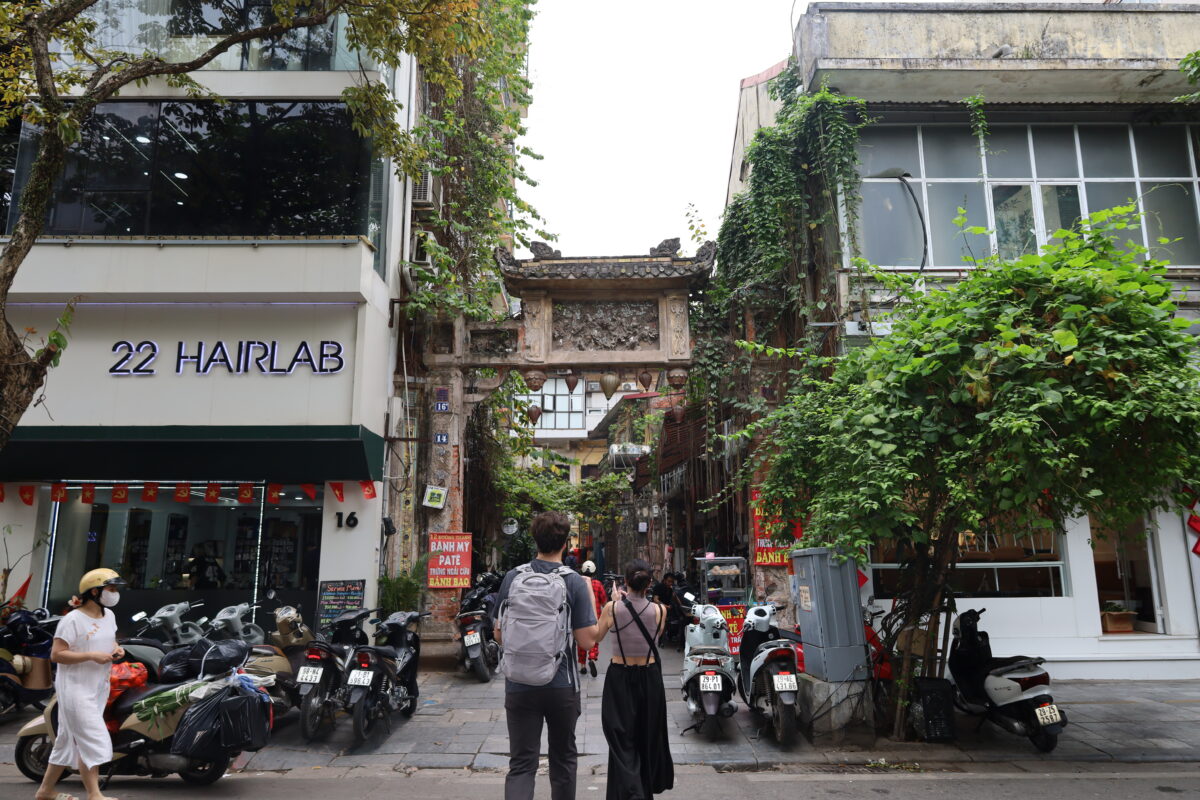 Lối vào Trà Việt 14 đường thành, hà nội 