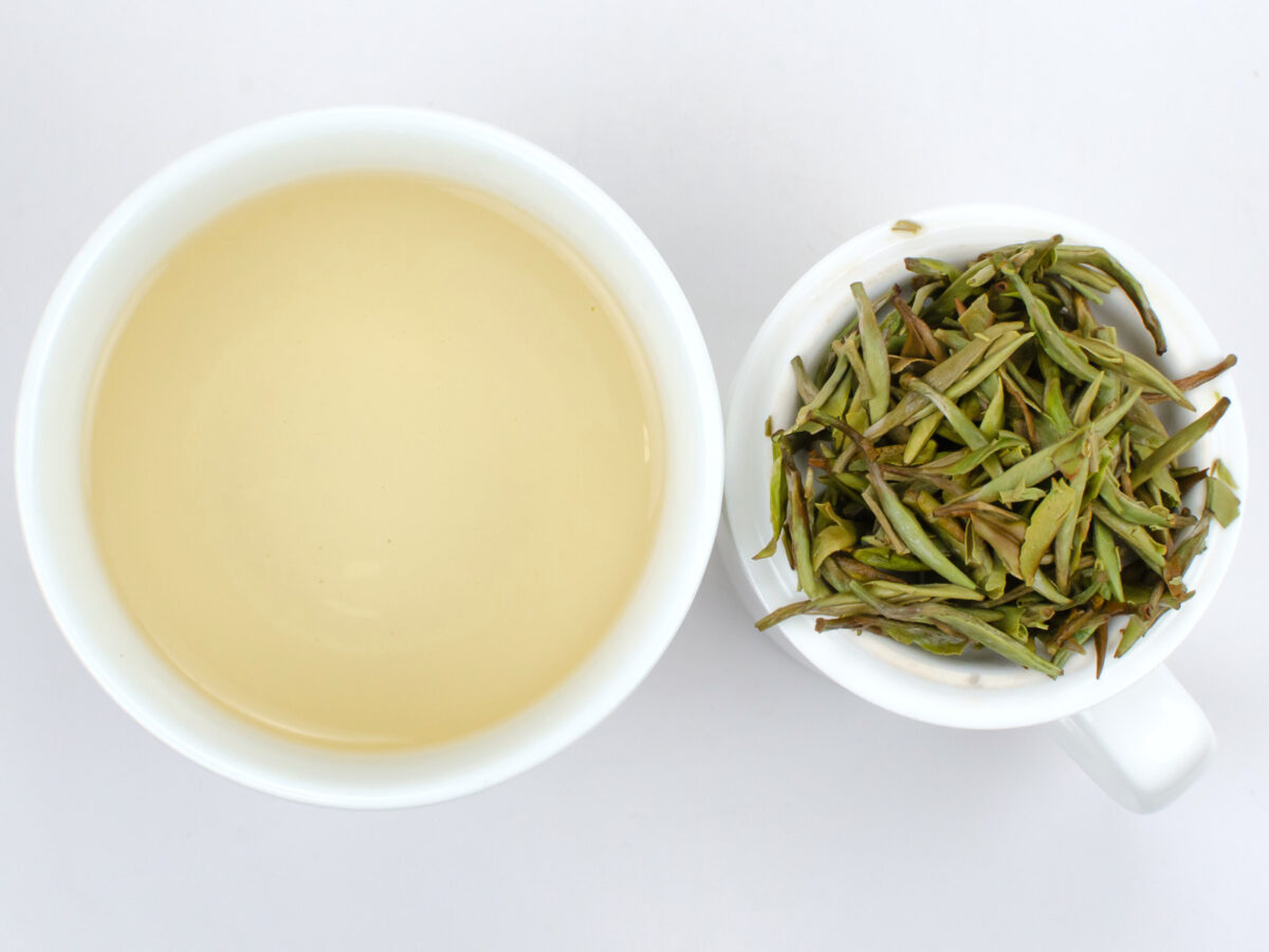 Chén trà trắng - màu nước và bã trà