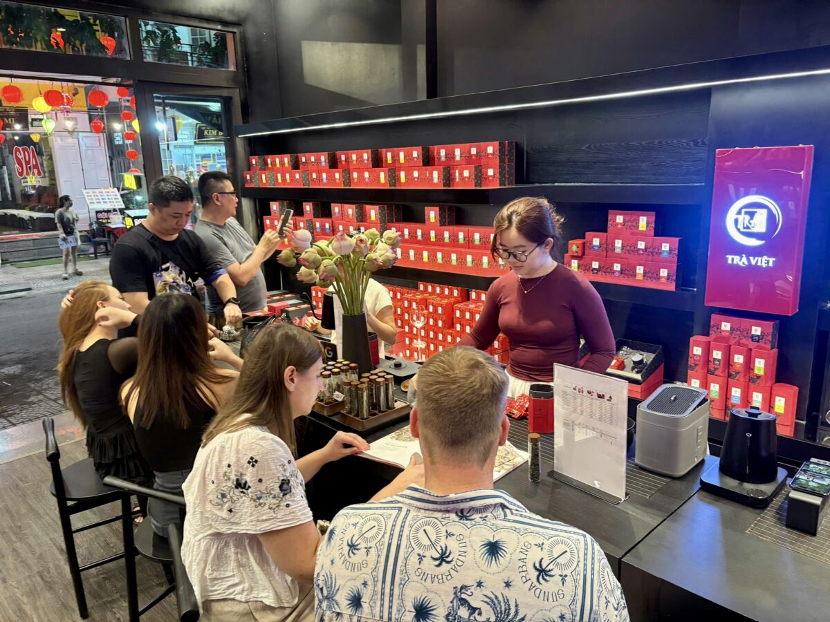 Free tea tasting tại Trà Việt Hội An